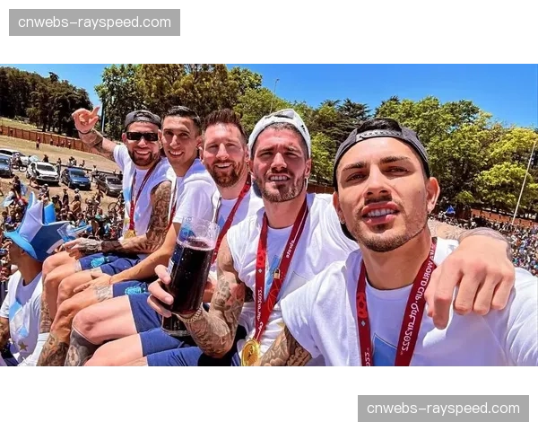 冠军时刻:塔妮·西格拉夫在阿根廷站获胜后,与因伤缺席的队友视频庆祝 冠军时刻:塔妮·西格拉夫在阿根廷站获胜后,与因伤缺席的队友视频庆祝