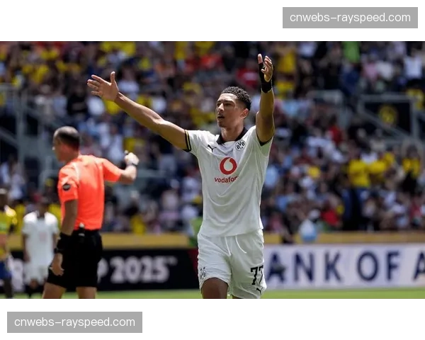 特写:贝林厄姆定位球直接破门后,向客场看台做出闭嘴手势 特写:贝林厄姆定位球直接破门后,向客场看台做出闭嘴手势