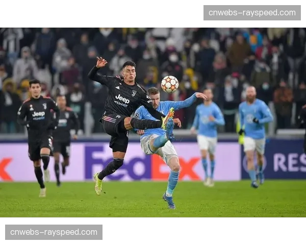 特写：瑞典联赛德比战，马尔默主场球迷在终场前五分钟的沉默抗议